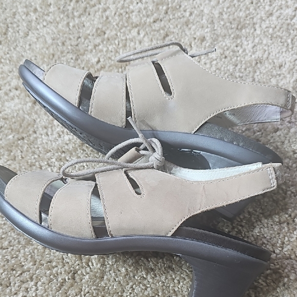 Abeo Women's Tan Strappy Sandals - Picture 5 of 6